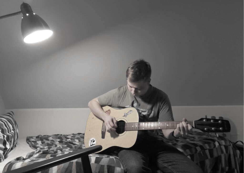 kadr z teledysku piosenki Święty Spokój